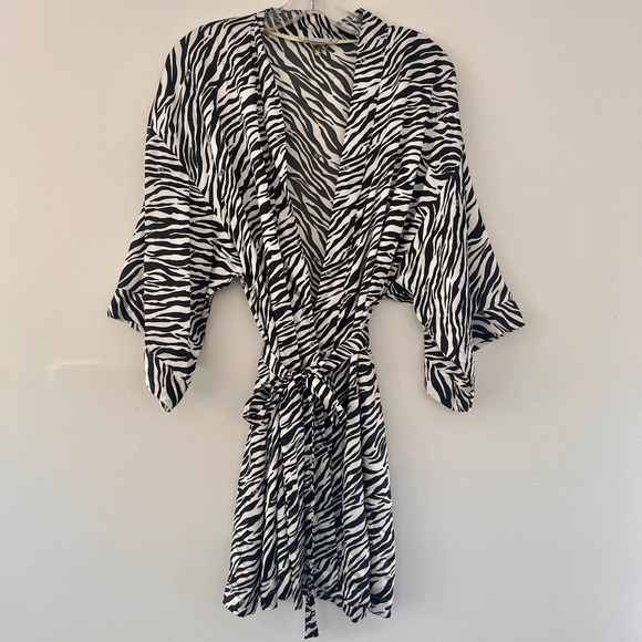 Victoria's Secret Zebra Shorty Kimono style robe Black White Poly Silk ONE SIZE - Picture 1 of 11